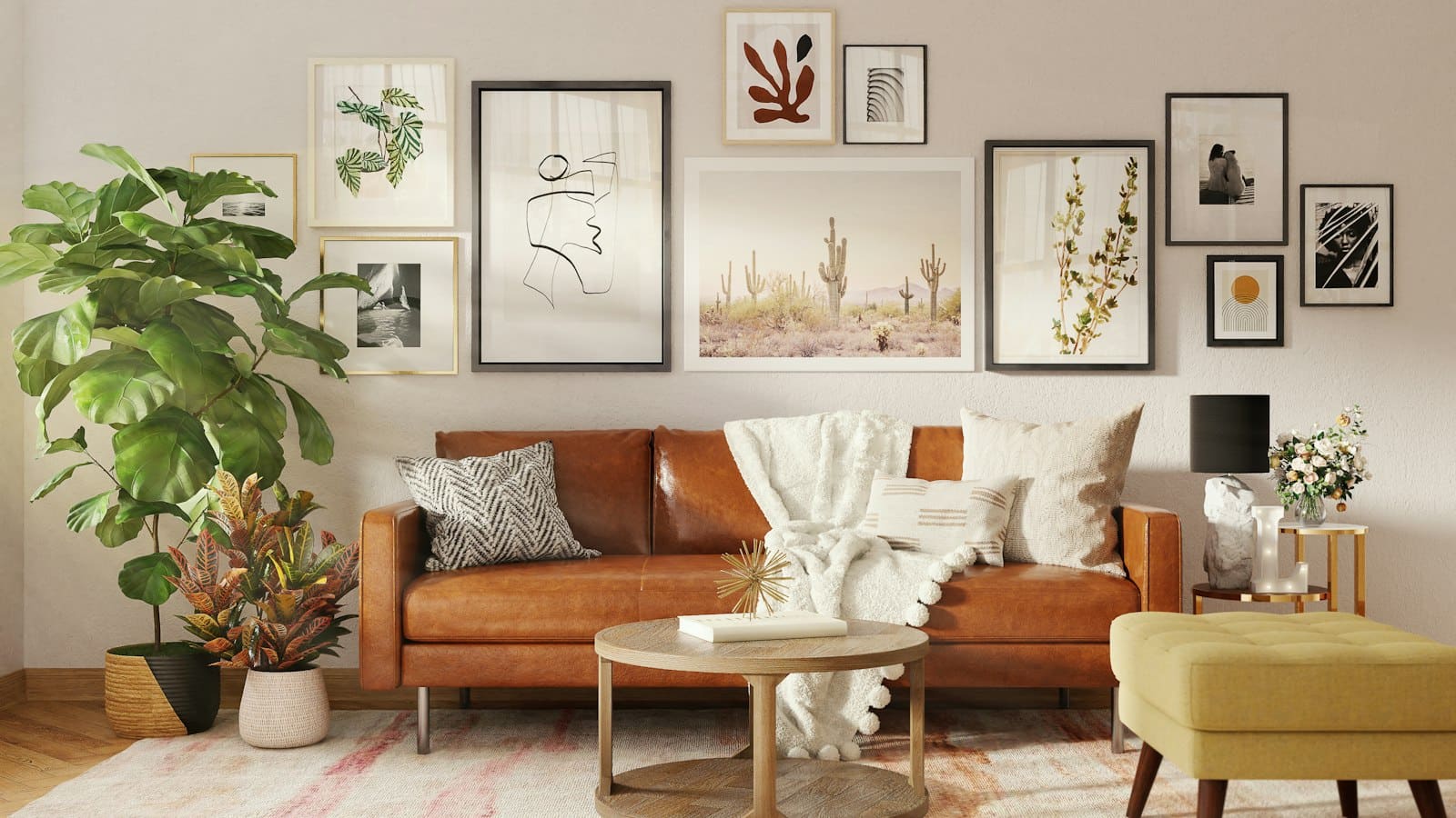 Warmes Wohnzimmer mit einer eklektischen Galeriewand aus gerahmten Drucken über einem Ledersofa